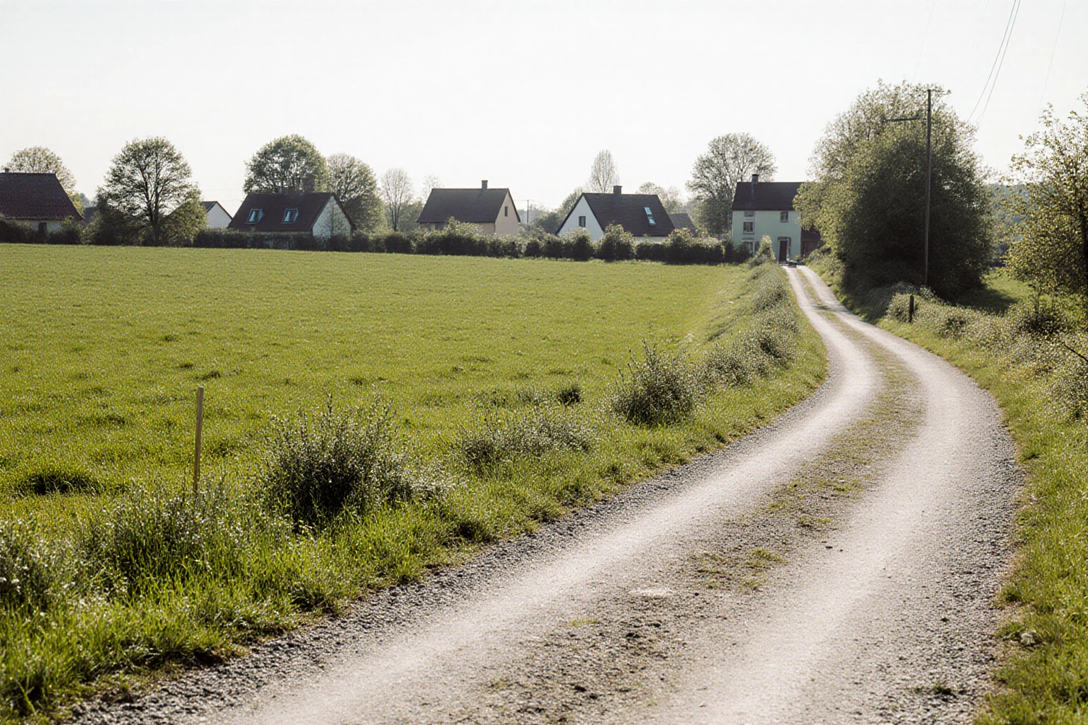 Unbebautes Grundstück am Rand einer deutschen Gemeinde